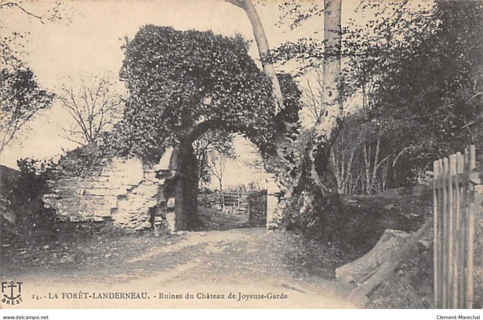 LA FORET LANDERNEAU - Ruines Du Château De Joyeuse Garde - Très Bon état - Landerneau