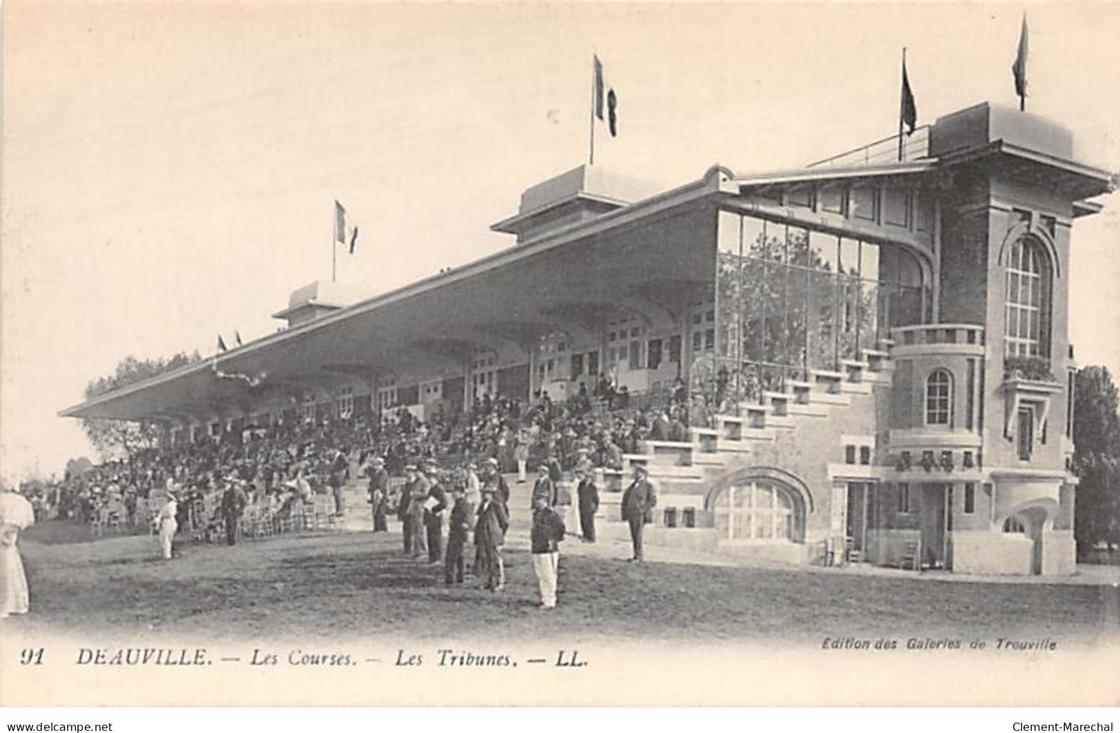 DEAUVILLE - Les Courses - Les Tribunes - Très Bon état - Deauville