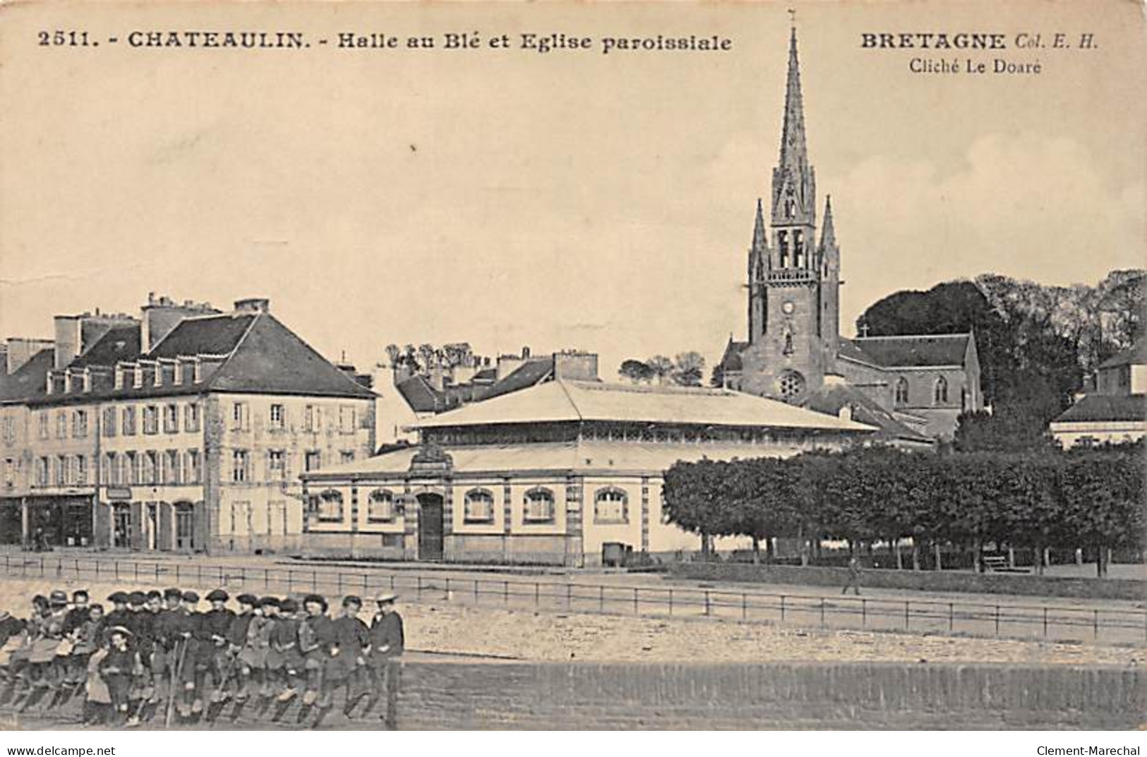 CHATEAULIN - Halle Au Blé Et Eglise Paroissiale - Très Bon état - Châteaulin