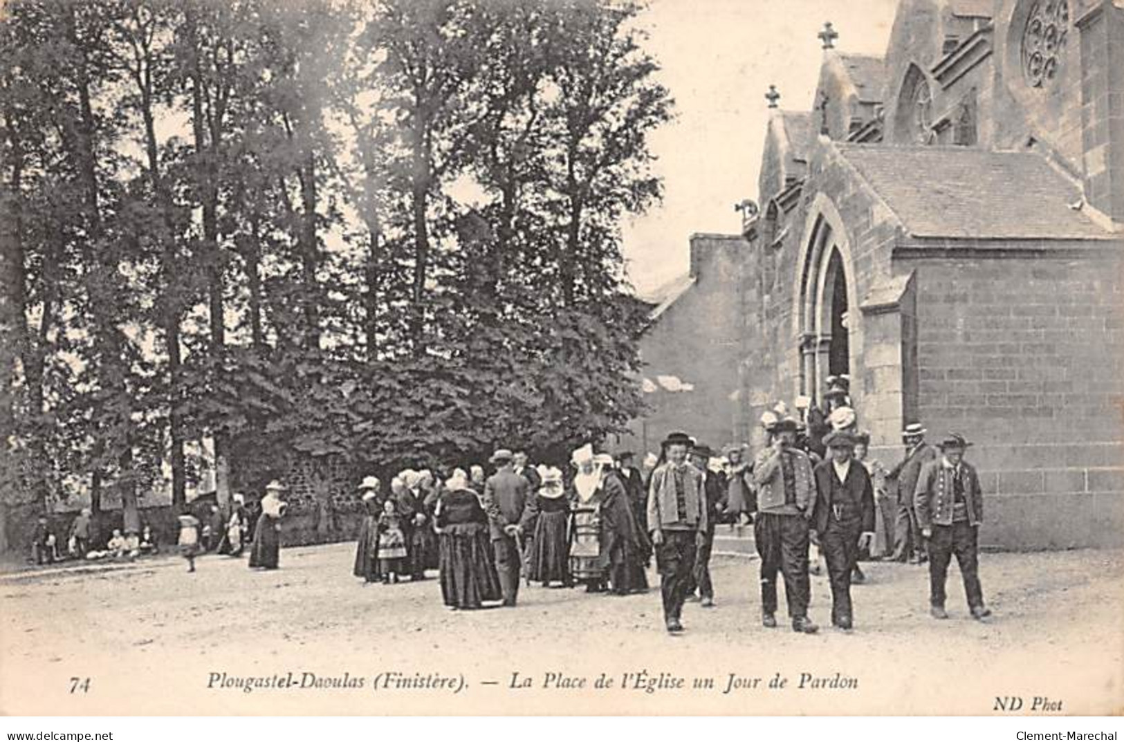 PLOUGASTEL DAOULAS - La Place De L'Eglise Un Jour De Pardon - Très Bon état - Plougastel-Daoulas