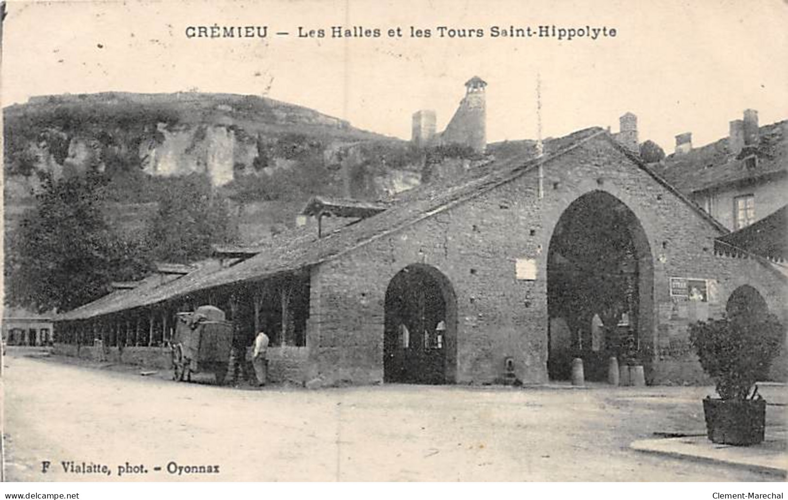 CREMIEU - Les Halles Et Les Tours Saint Hippolyte - Très Bon état - Crémieu