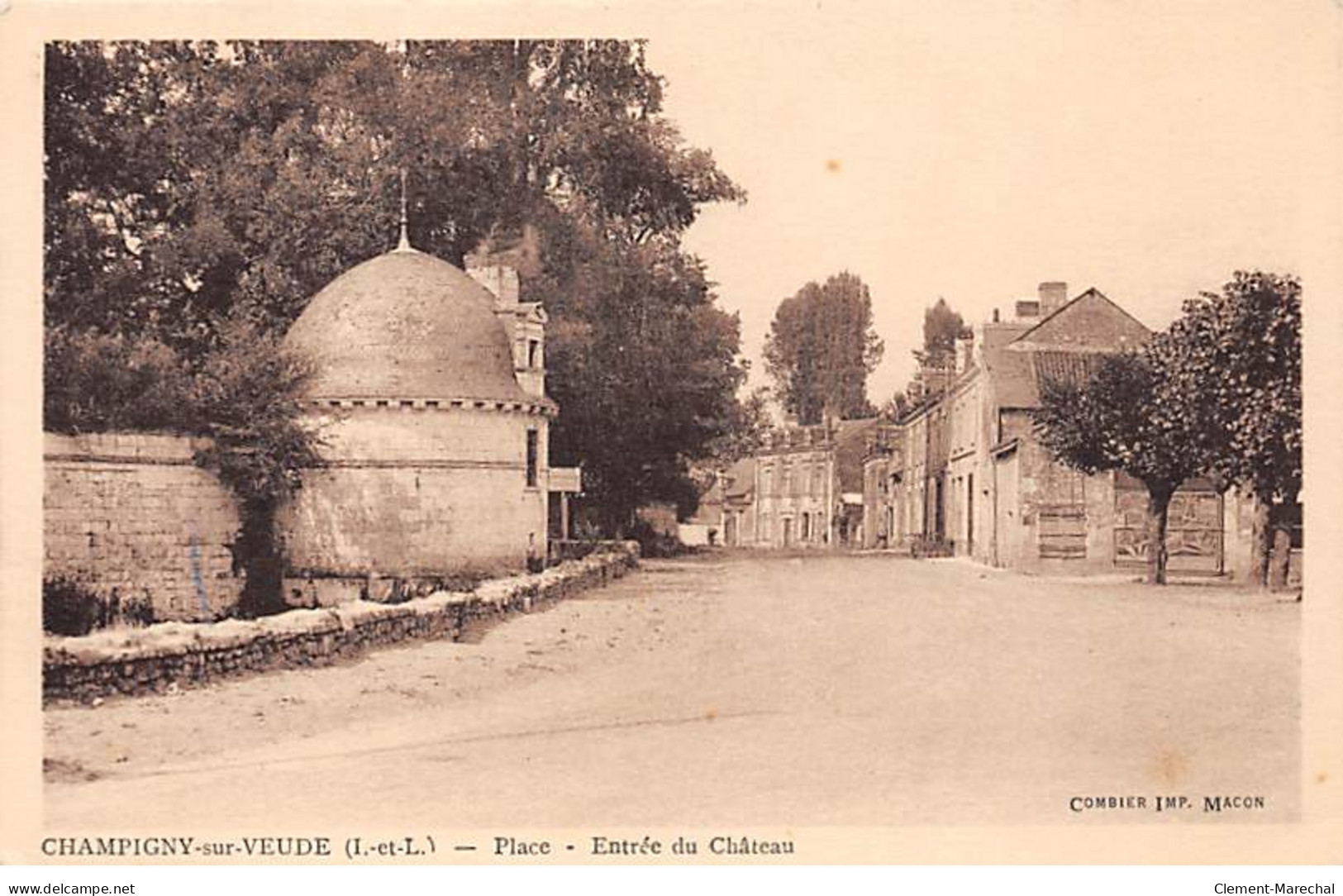 CHAMPIGNY SUR VEUDE - Place - Entrée Du Château - Très Bon état - Champigny-sur-Veude
