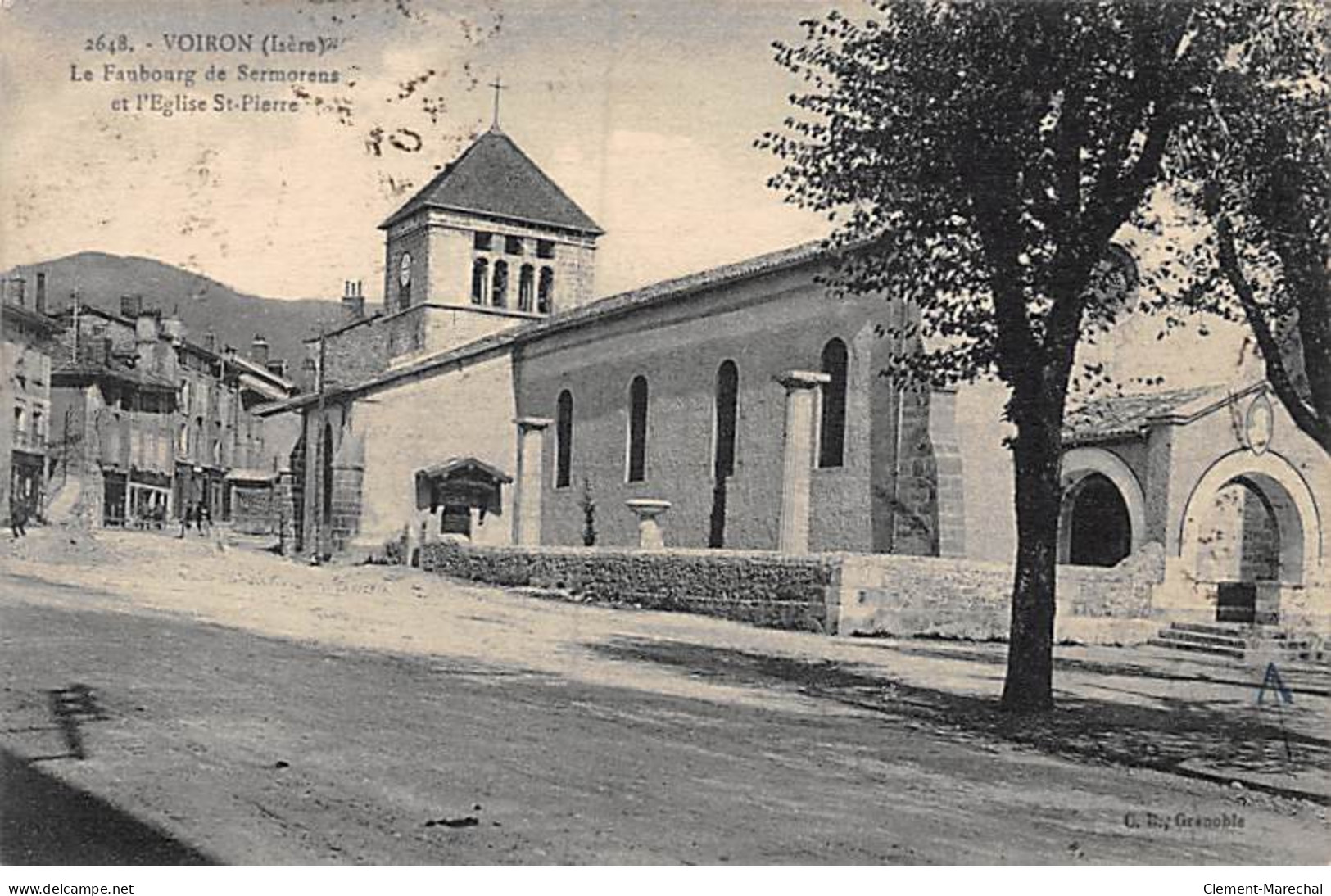 VOIRON - Le Faubourg De Sermorens Et L'Eglise Saint Pierre - Très Bon état - Voiron