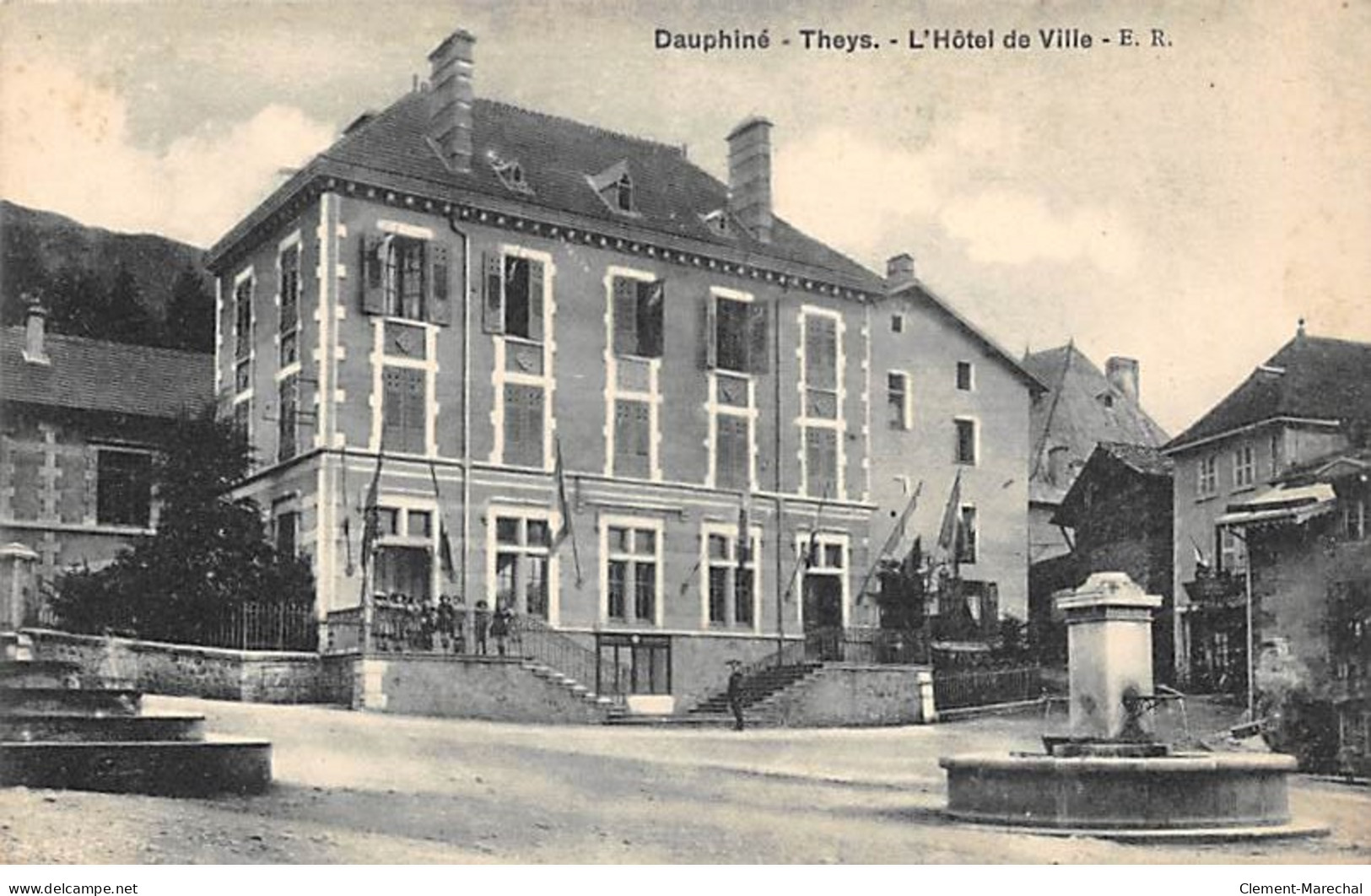 THEYS - L'Hôtel De Ville - Très Bon état - Theys