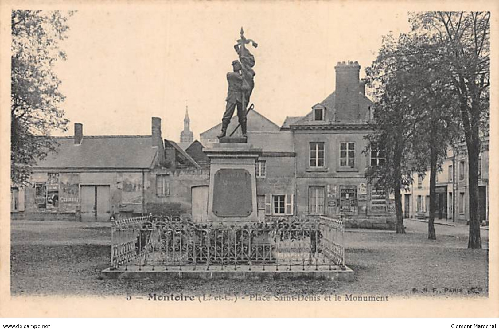 MONTOIRE - Place Saint Denis Et Le Monument - Très Bon état - Montoire-sur-le-Loir