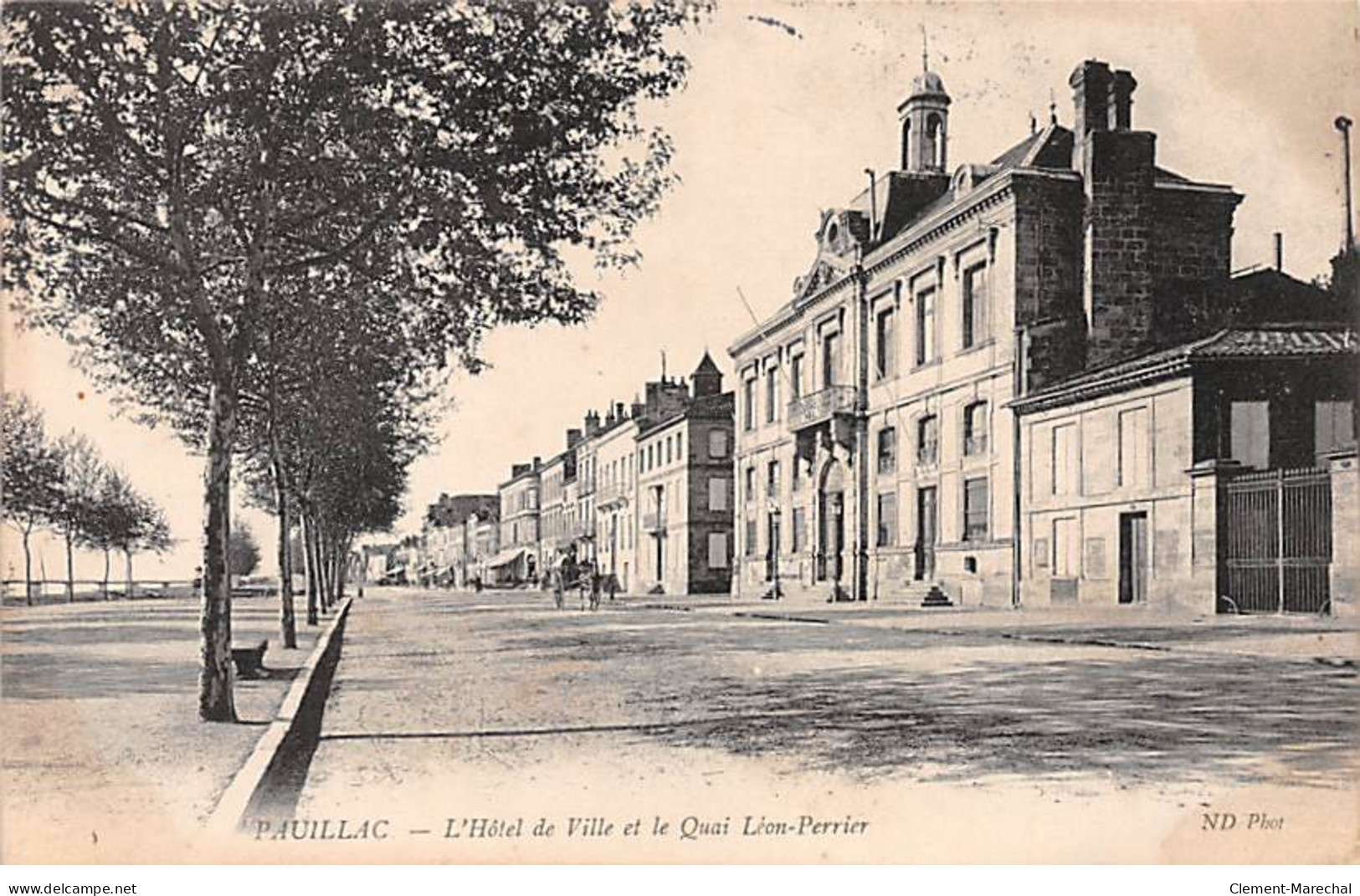 PAUILLAC - L'Hôtel De Ville Et Le Quai Léon Perrier - Très Bon état - Pauillac