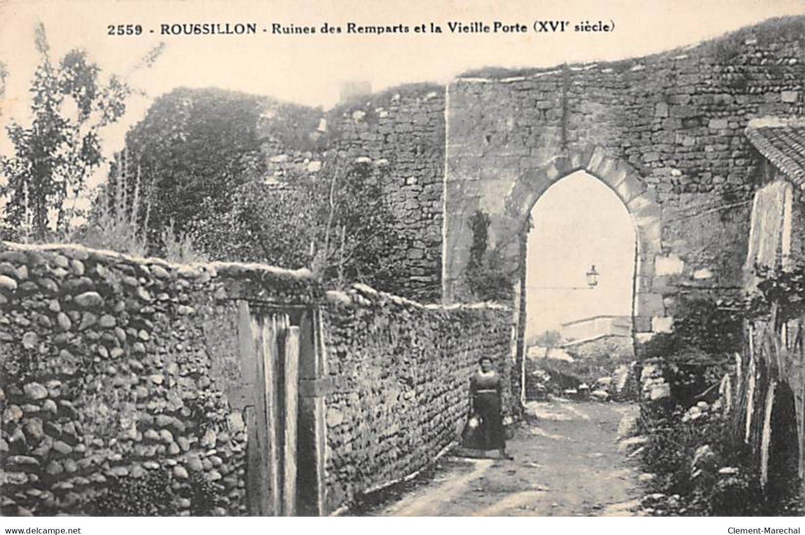 ROUSSILLON - Ruines Des Remparts Et La Vieille Porte - Très Bon état - Roussillon