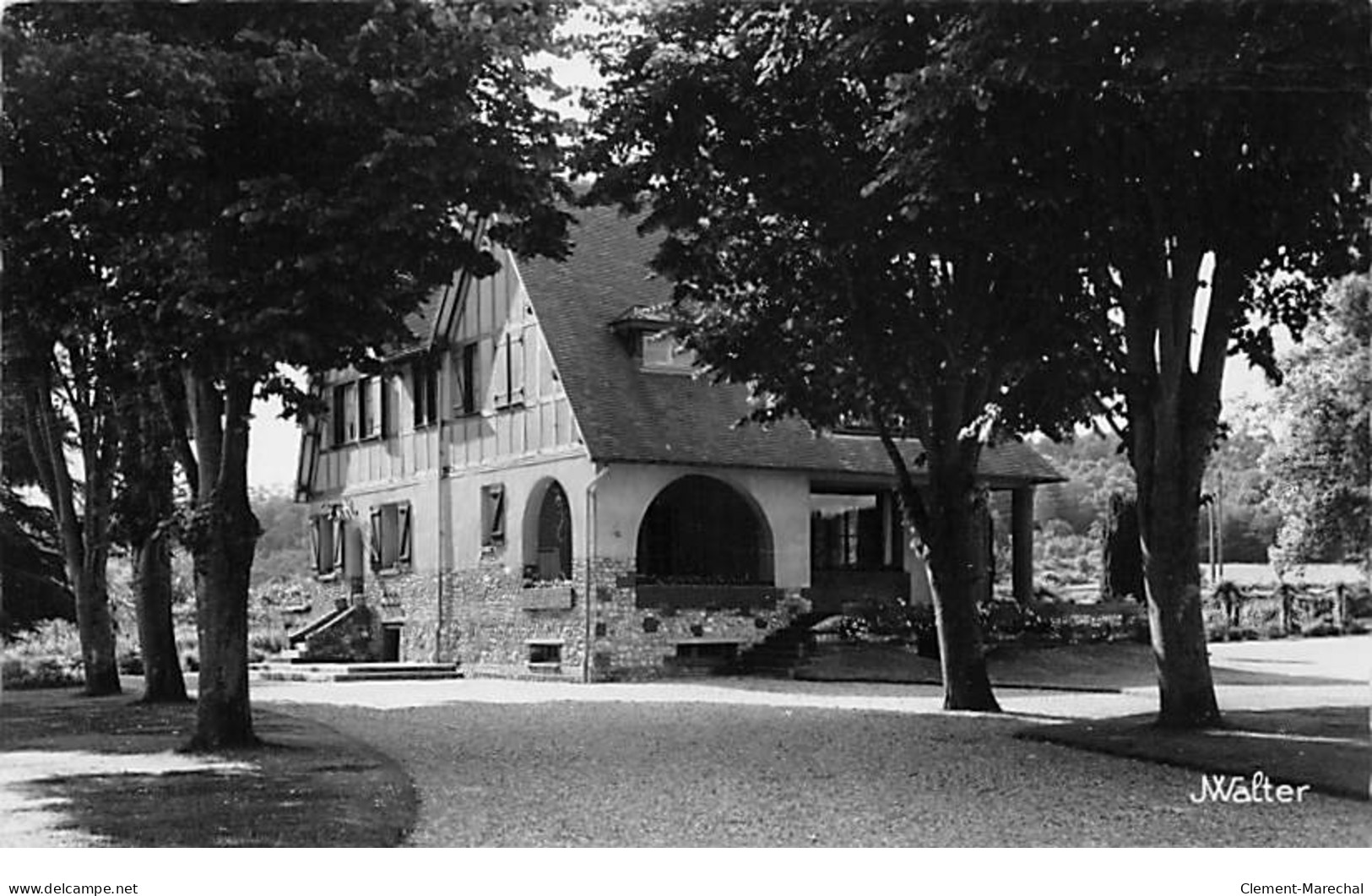 Domaine De Carentonne Par BERNAY - Très Bon état - Bernay