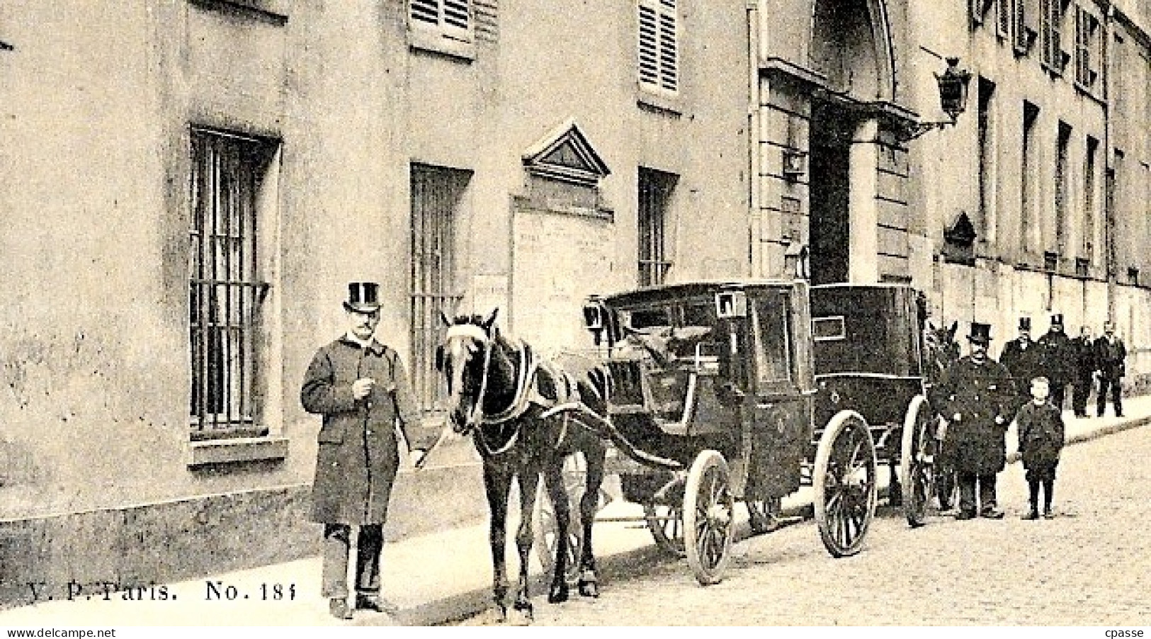 Rare CPA 75008 PARIS - Mairie Du VIIIe Arrondissement (Attelages, Taxis...) ° V.P. N° 181 - Paris (08)