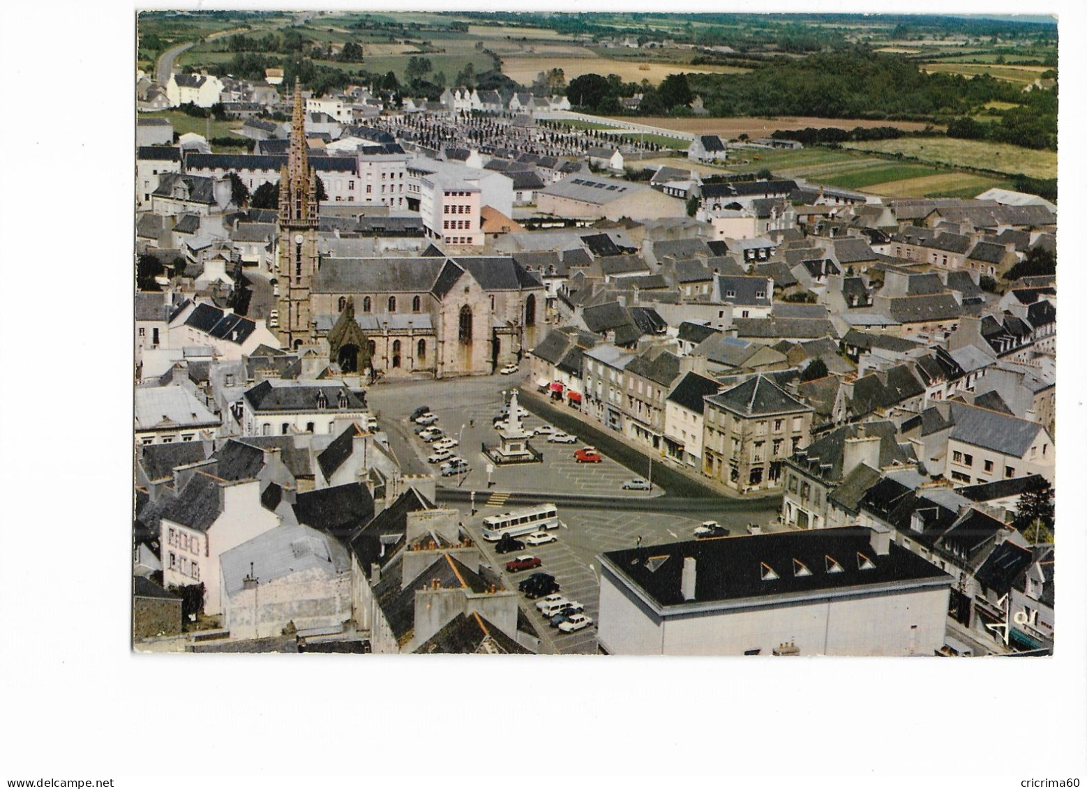 29 - LANDIVISIAU (Finistère) - La Place Centrale Devant L'église. Vue Aérienne. CPSM Ayant Circulé En 1973. BE. - Landivisiau