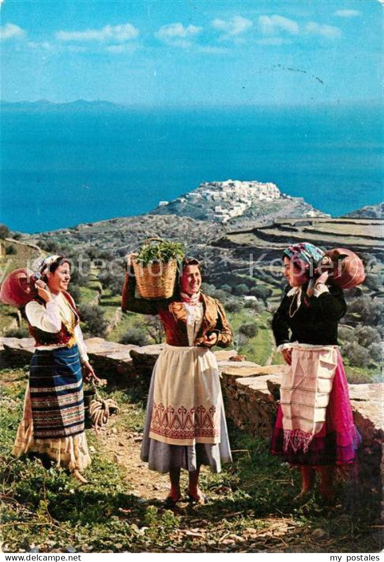 73327716 Griechenland Greece Junge Frauen Bei Der Feldarbeit Trachten Meerblick  - Griechenland