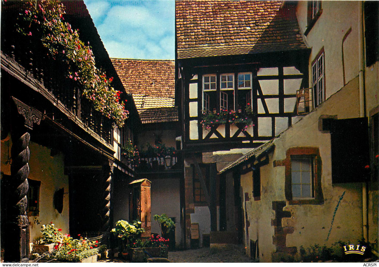 68 Riquewihr La Cour Des Cigognes Bordée De Galerie De Bois Et Son Puits De 1603  N° 2 \MM5005 - Riquewihr