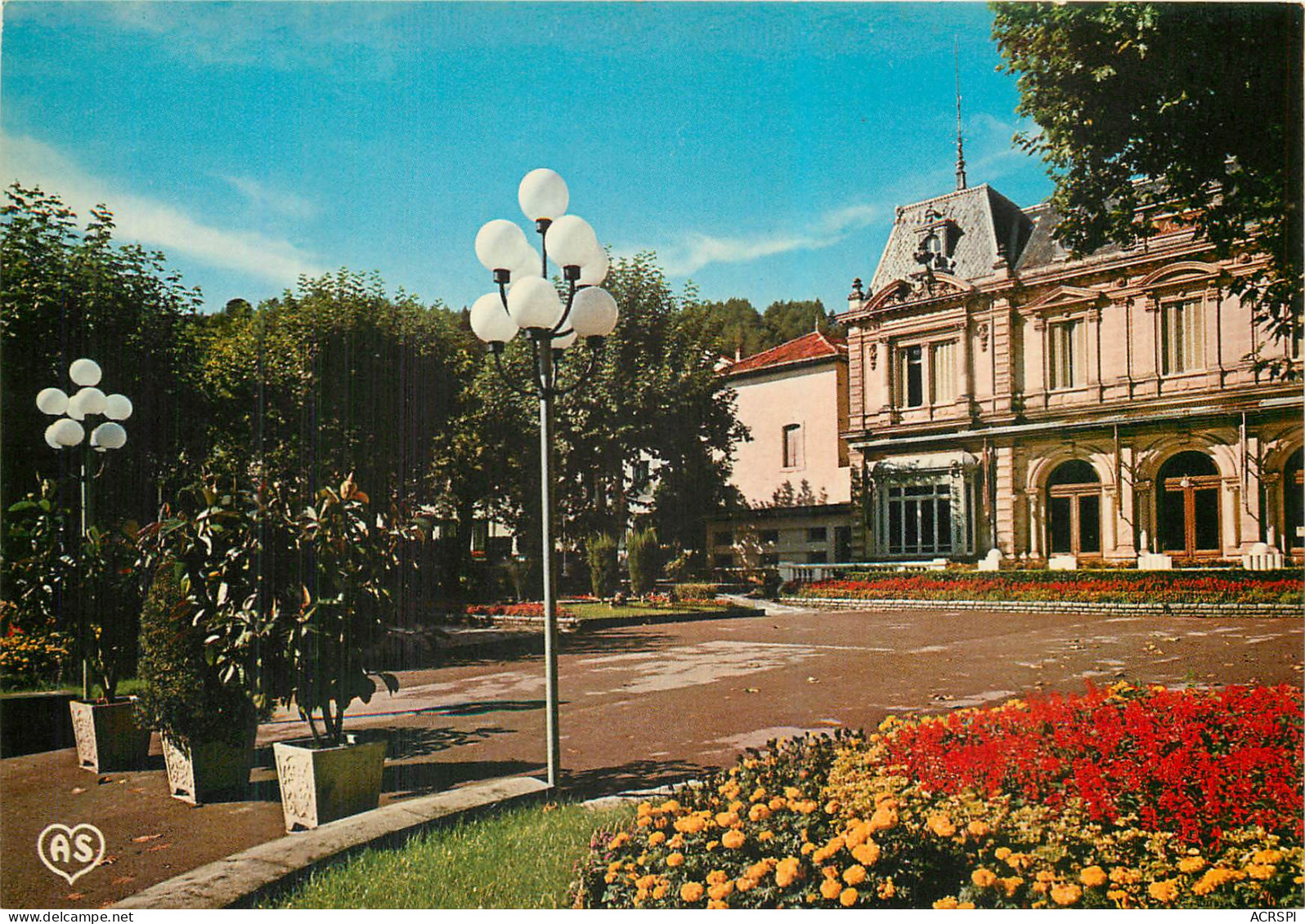 34  Lamalou Les Bains Le Casino Et Ses Jardins Fleuris         N° 30\MM5032 - Lamalou Les Bains