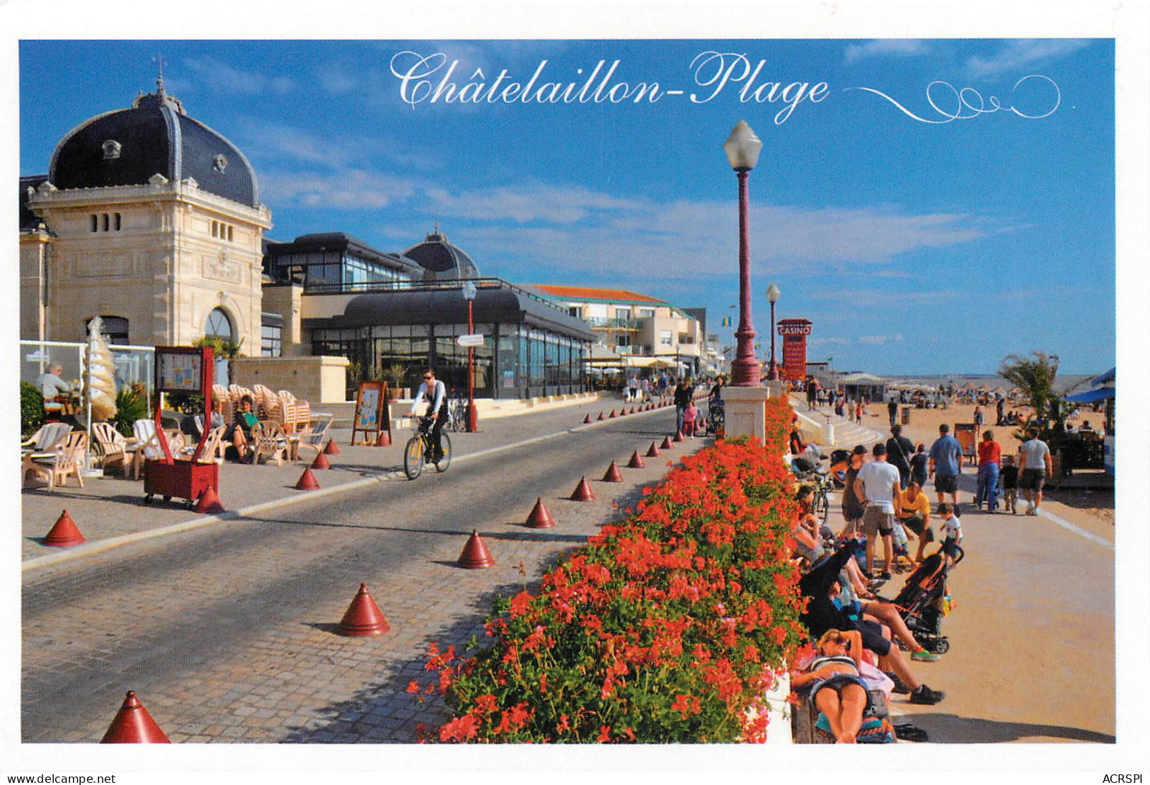 85  Chatelaillon Plage  En été Devant Le Casino Et Le Front De Mer   N° 4 \MM5037 - Châtelaillon-Plage