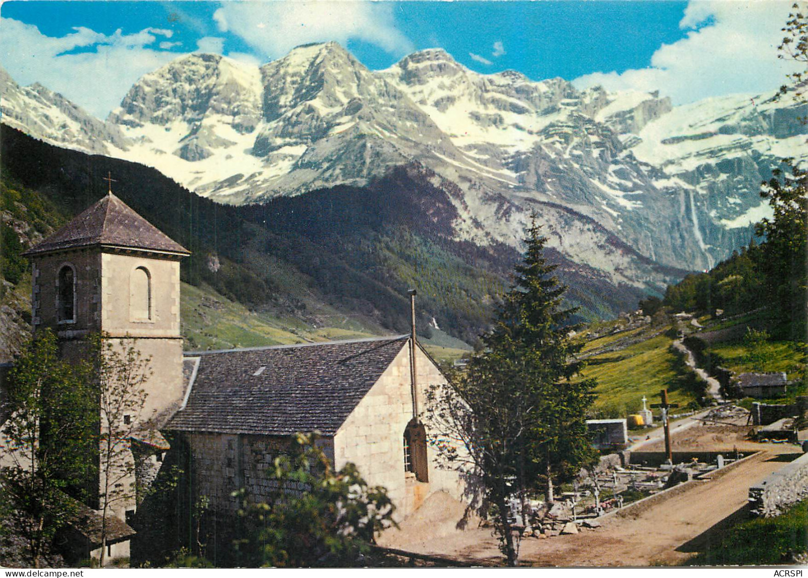 65  Gavarnie L'église Au Fond Le Cirque       N° 72\MM5050 - Gavarnie