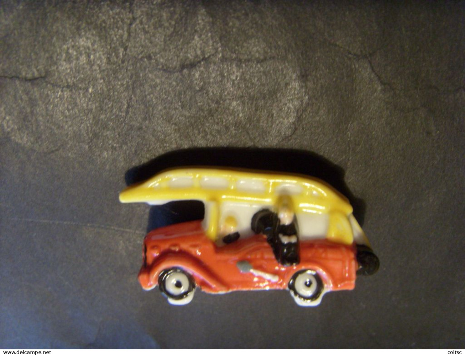 F26- Fève Camion Pompiers ("jouet En Tôle 1951" Inscrit Dessous) - Altri & Non Classificati