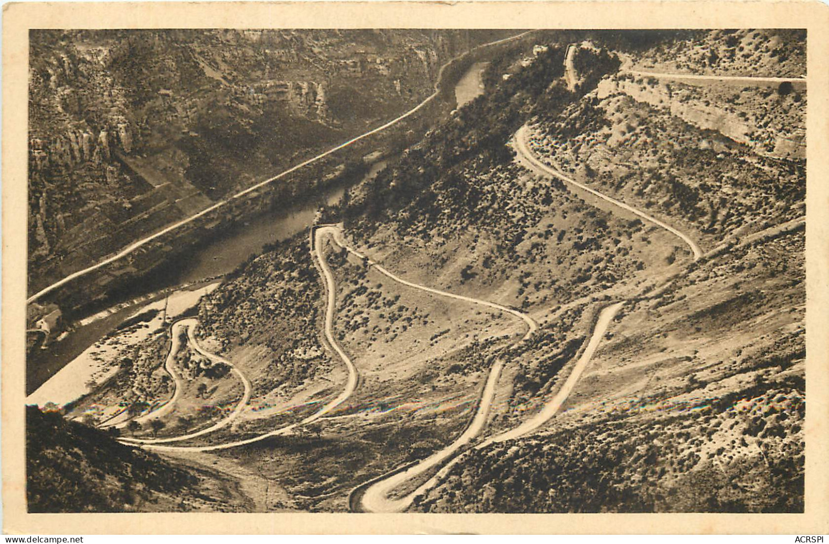 48  Gorges Du Tarn Les Lacets De La Route De La Malène Au Causse Méjean    N° 37 \MN6004 - Gorges Du Tarn