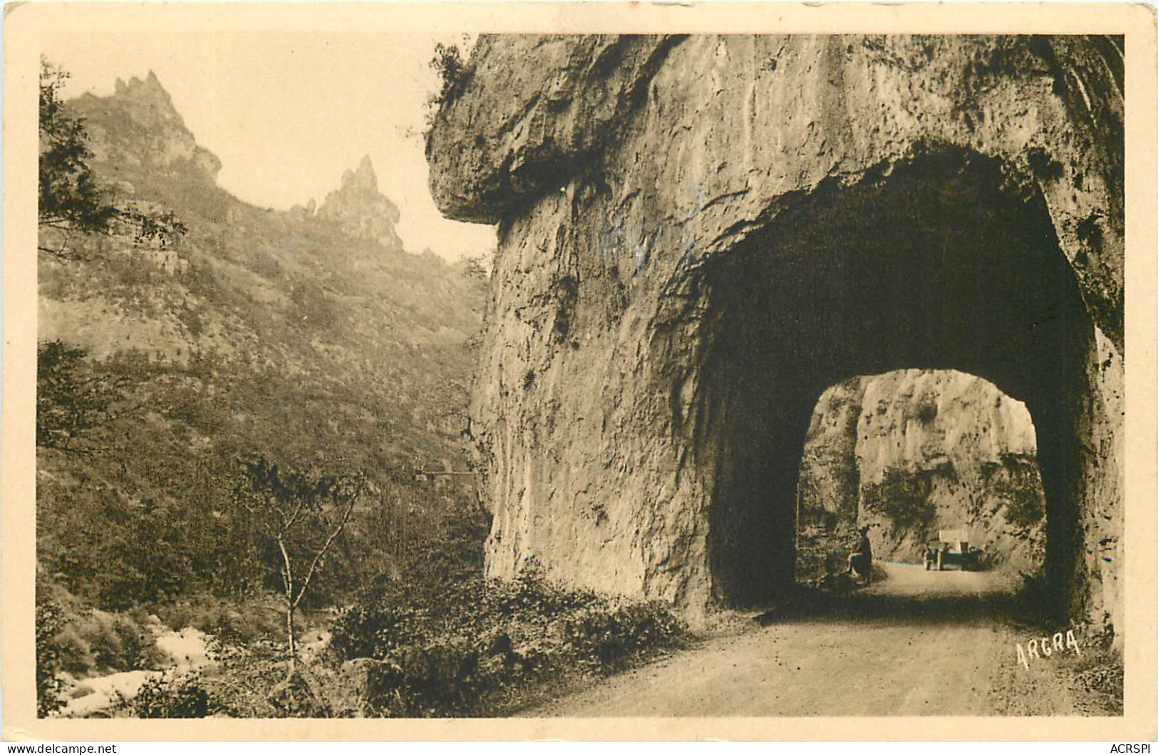 48  Gorges Du Tarn Le Tunnel Et Rocher De Caplue     N° 41 \MN6005 - Gorges Du Tarn