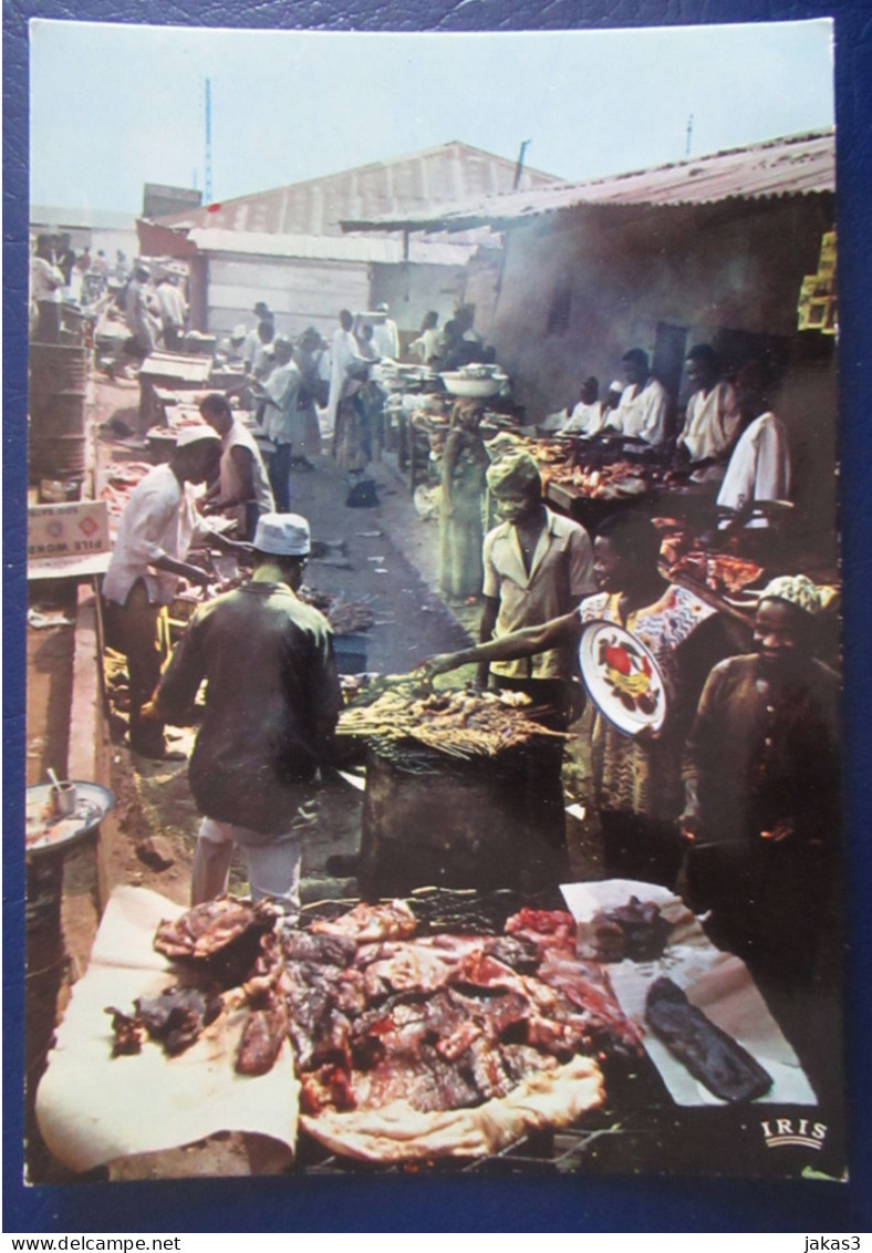 CPM  MARCHÉ MARCHANDS DE BROCHETTES  À YAOUNDÉ  ( CAMEROUN ) - Marktplaatsen
