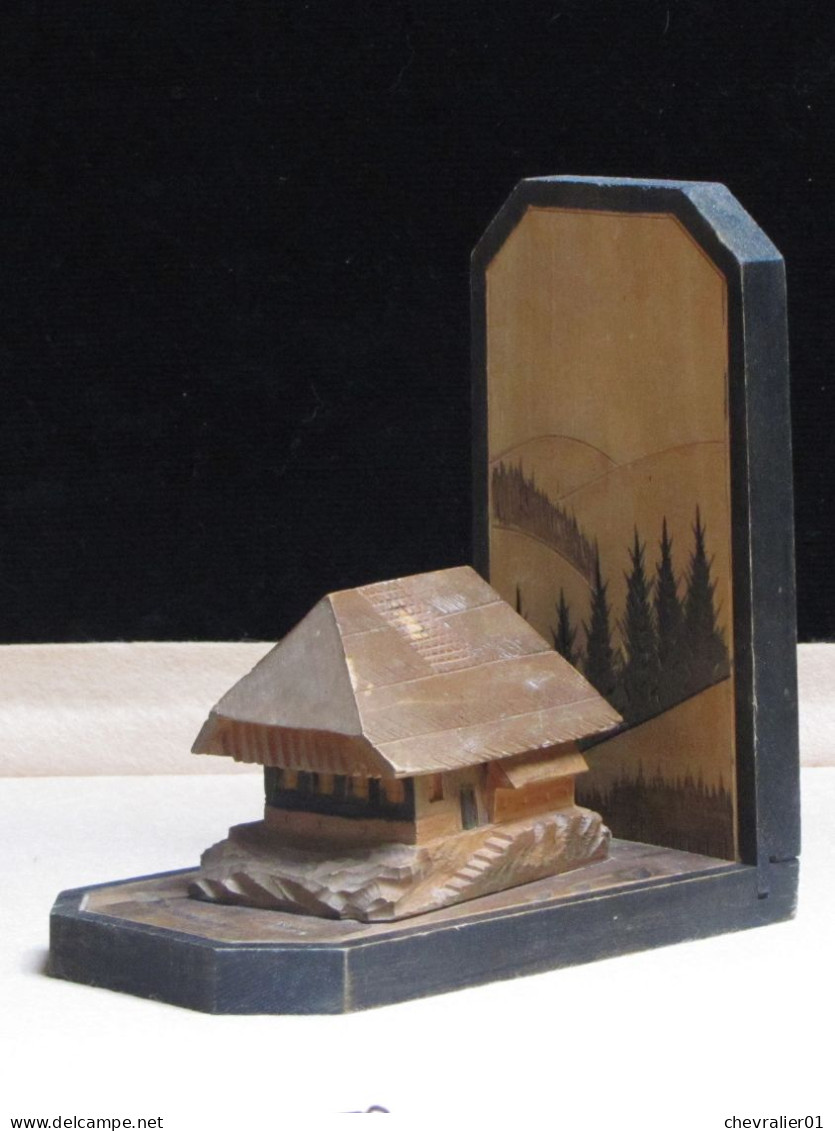 Art-antiquité_sculpture Bois_62 &ndash; Presse-livre Chalet Suisse_Schwarzwald, Black Forest, Forêt Noire - Hout