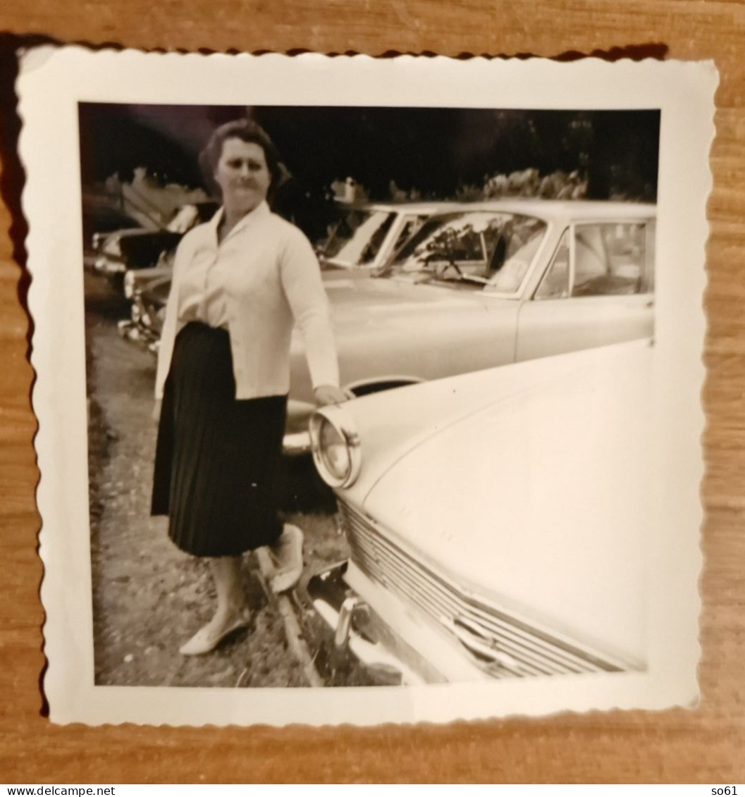 19430.  Fotografia D'epoca Donna Femme Primo Piano Con Auto Opel Aa '60 Italia - 9x9 - Anonymous Persons