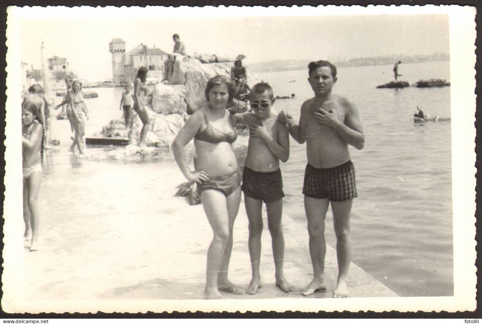 Bikini  Female  Woman Trunks Muscular Man And Boy On Beach Old Photo 9x13 Cm # 41208 - Anonieme Personen