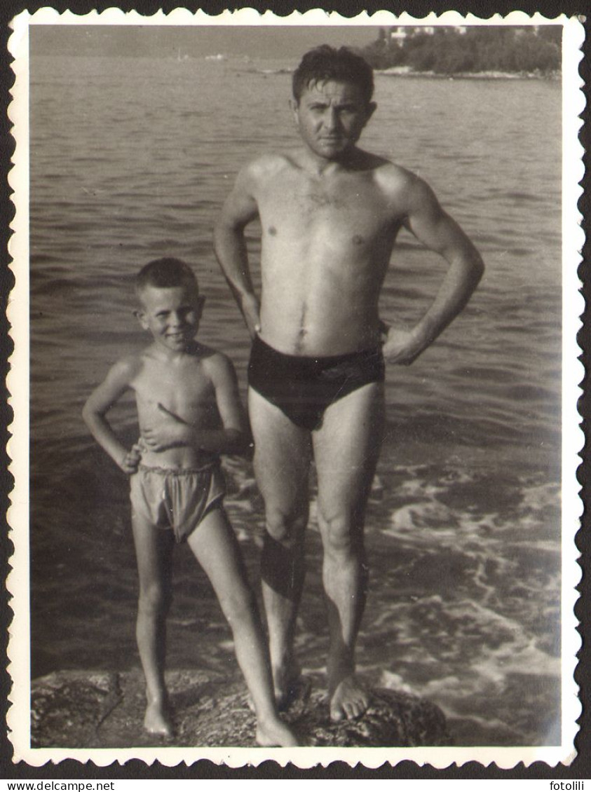 Trunks Muscular Man And Boy On Beach Old Photo 8x11cm # 41209 - Anonyme Personen
