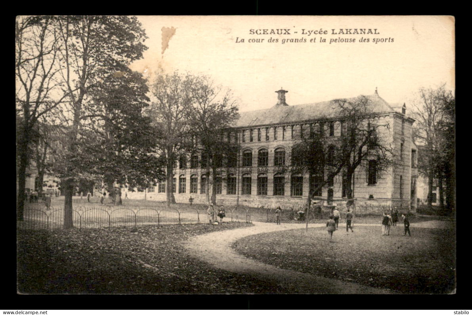 92 - SCEAUX - LE LYCEE LAKANAL - LA COUR DES GRANDS ET LA PELOUSE DES SPORTS - Sceaux