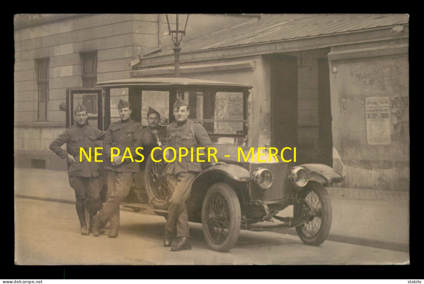 AUTOMOBILE - MILITAIRES DEVANT LEUR VEHICULE COLOGNE MAI 1920 - CARTE PHOTO ORIGINALE - Voitures De Tourisme