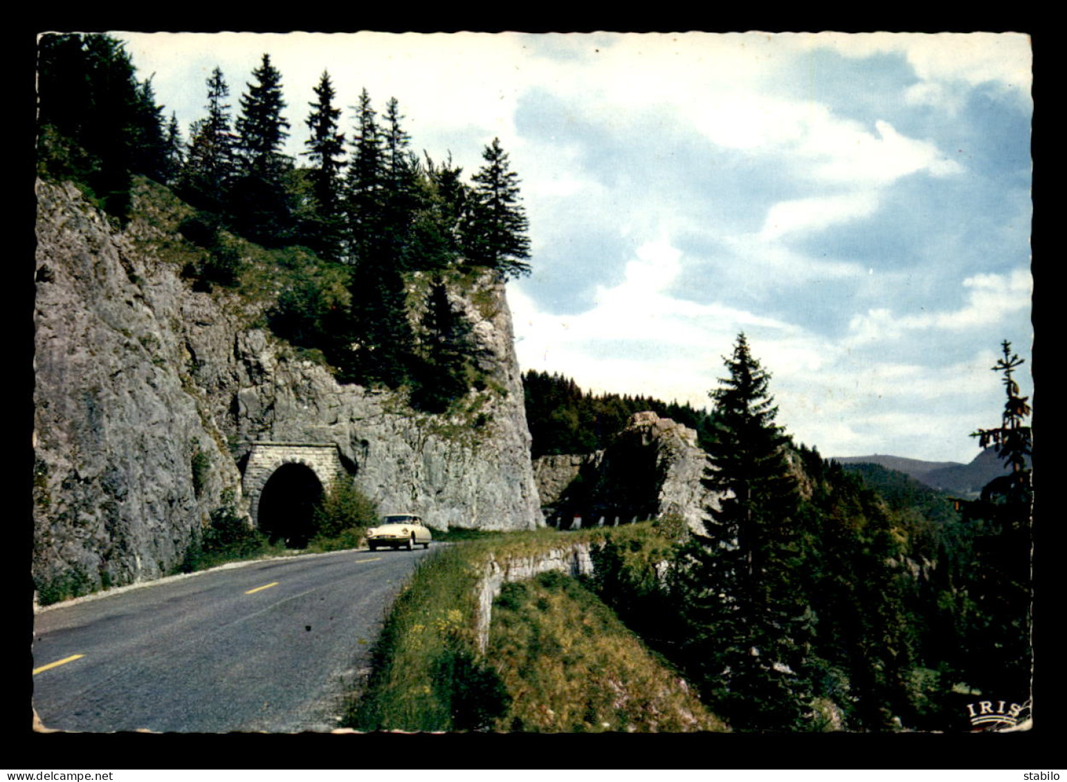 AUTOMOBILE - DS CITROEN SUR LA ROUTE DE MOREZ-LES-ROUSSES - PKW