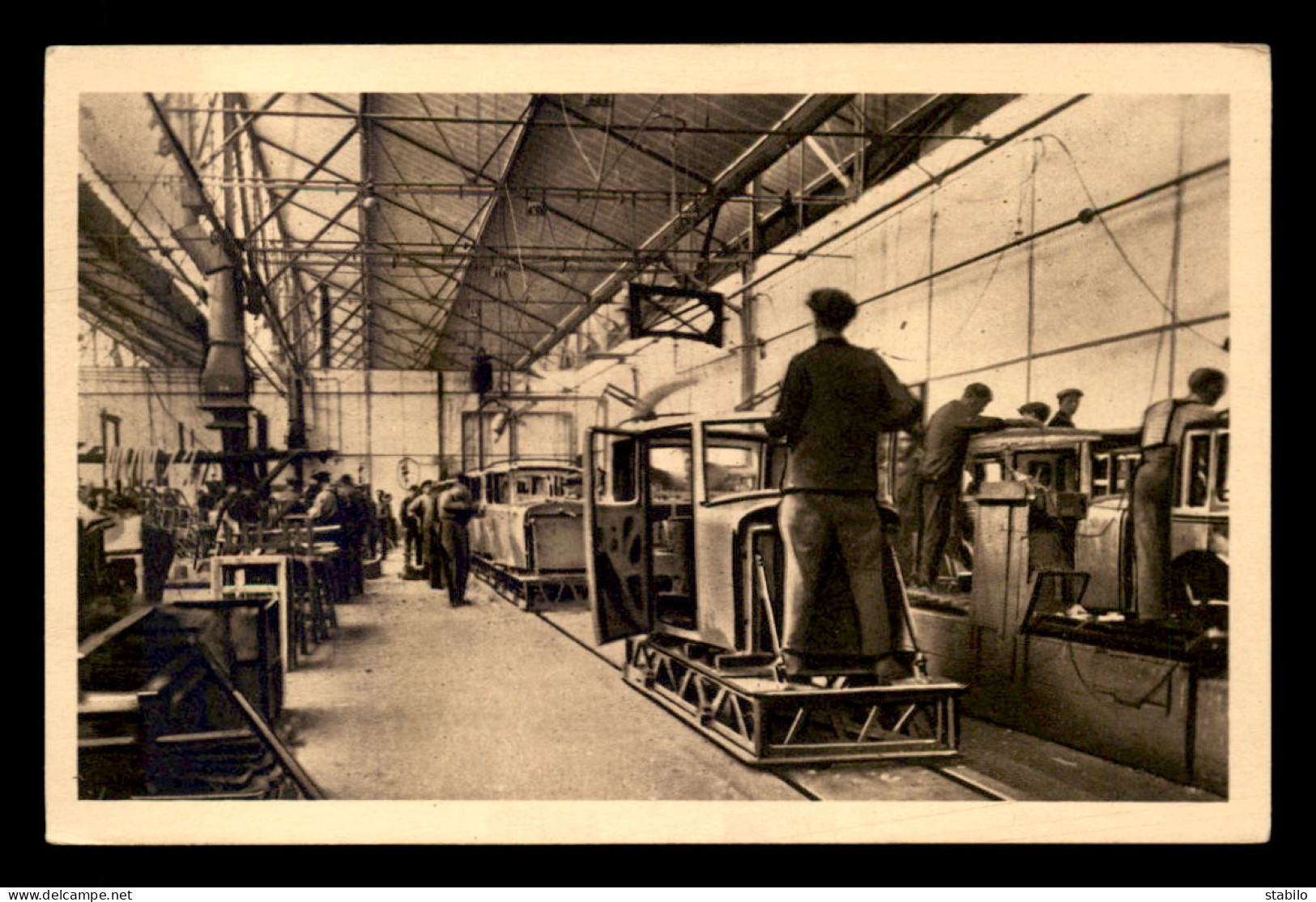 AUTOMOBILE - LES USINES PEUGEOT DE SOCHAUX-MONTBELIARD - USINES DE CARROSSERIE - Voitures De Tourisme