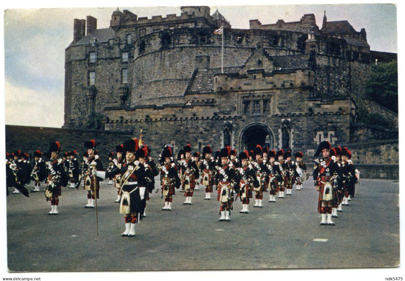 EDINBURGH CASTLE : THE PIPE BAND OF THE 1st BATTALION BLACK WATCH - ESPLANADE (10 X 15cms Approx.) - Midlothian/ Edinburgh