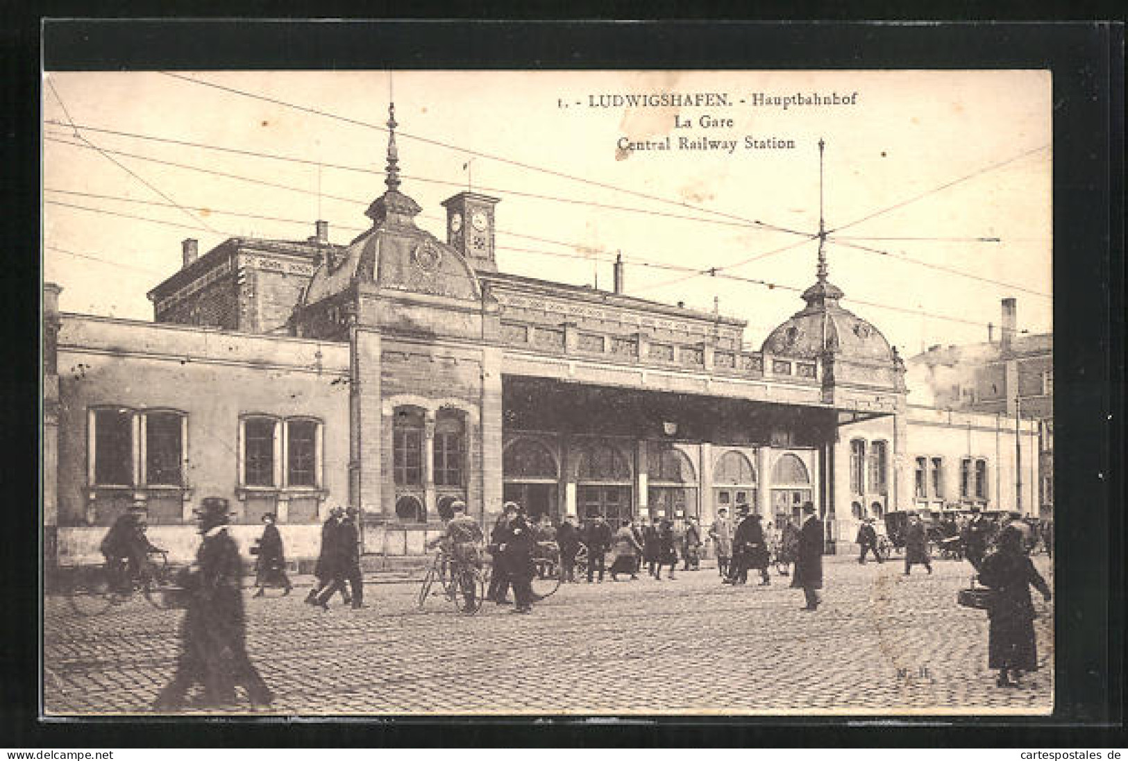 AK Ludwigshafen, Hauptbahnhof Mit Passanten  - Ludwigshafen