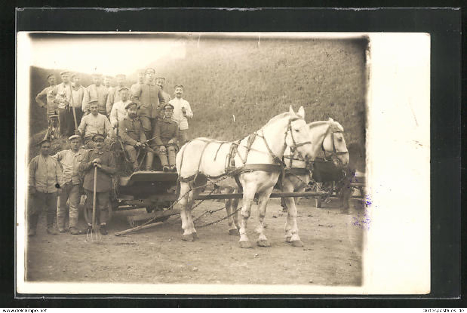 Foto-AK Soldaten Auf Einer Pferdekutsche  - Chevaux