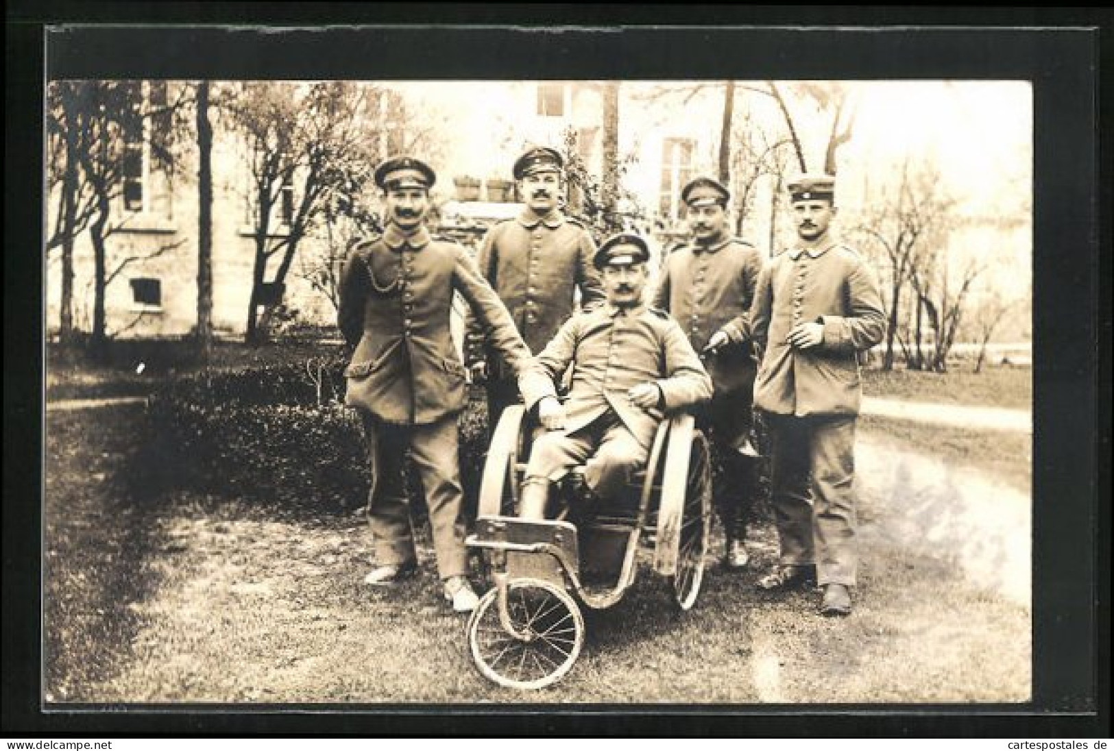 Foto-AK Soldat Im Rollstuhl Mit Seinen Kameraden  - Santé