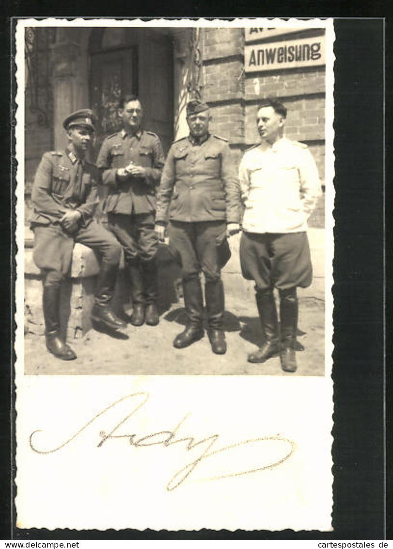 Foto-AK Charkow, Soldaten In Uniform Vor Gebäude, 1943  - Ukraine