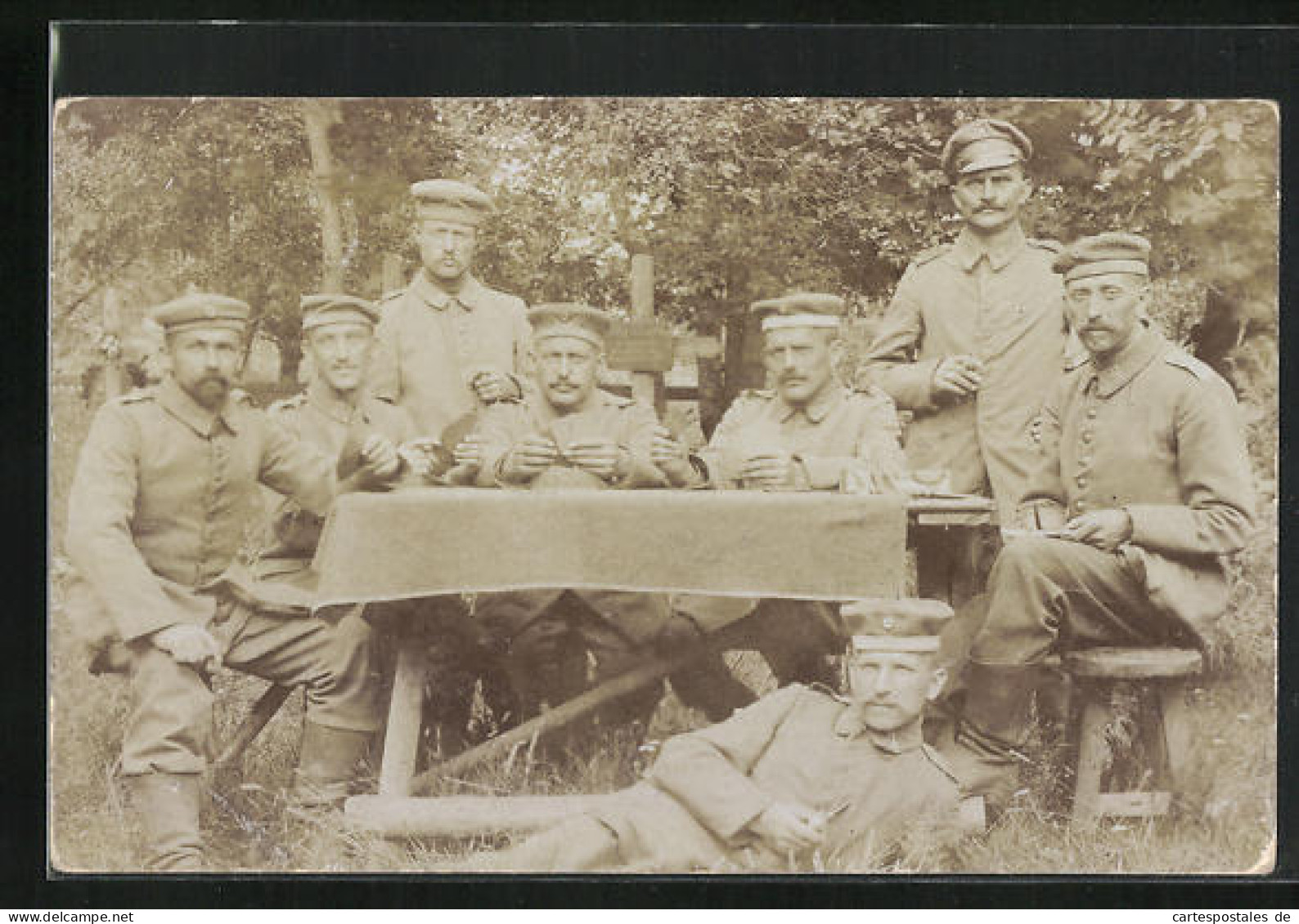 Foto-AK Soldaten Am Gartentisch Beim Kartenspiel  - Cartas