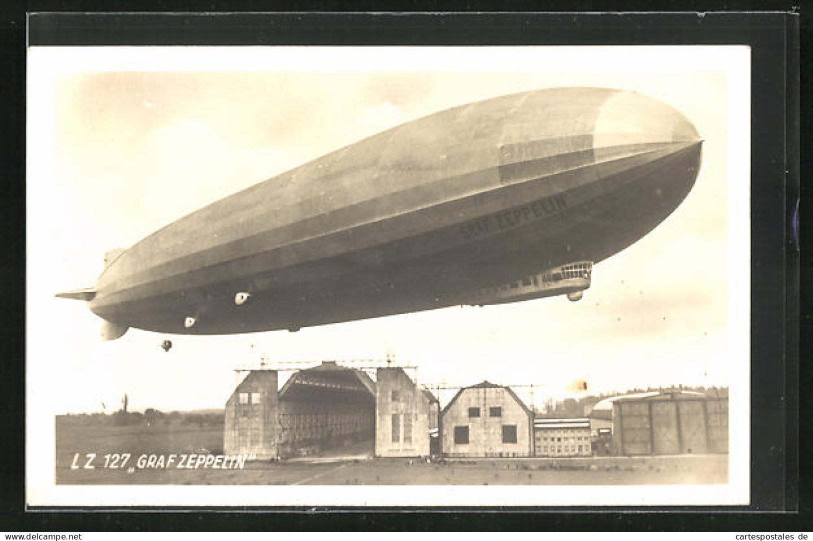 AK Luftschiff LZ 127 Graf Zeppelin über Der Luftschiffhalle  - Dirigeables