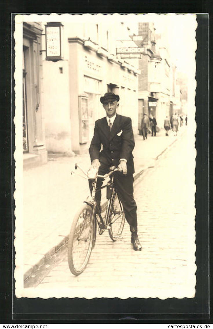 AK Mann Mit Seinem Fahrrad Am Strassenrand  - Autres & Non Classés