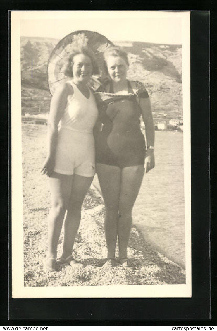 AK Zwei Damen Im Badeanzug Mit Sonnenschirm Am Strand  - Mode