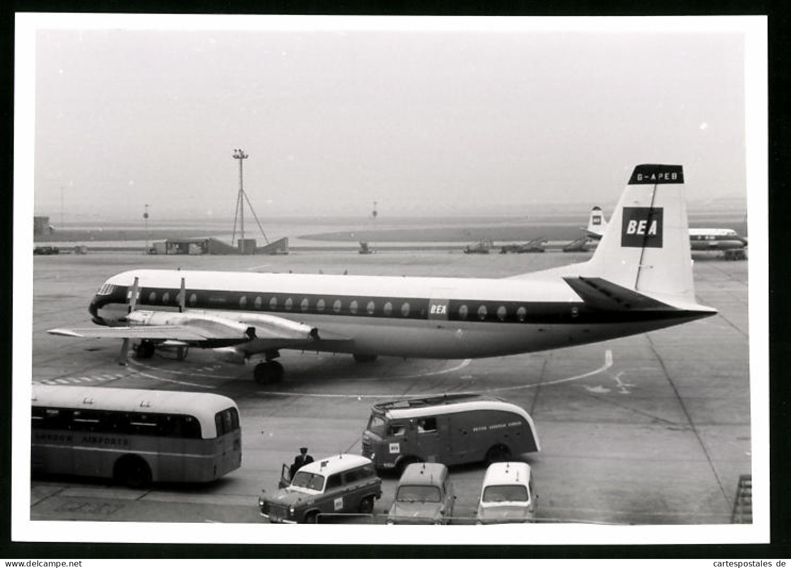 Fotografie Flughafen London, Flugzeug Vickers Vanguard, Passagierflugzeug BEA, Kennung G-APEB  - Luftfahrt