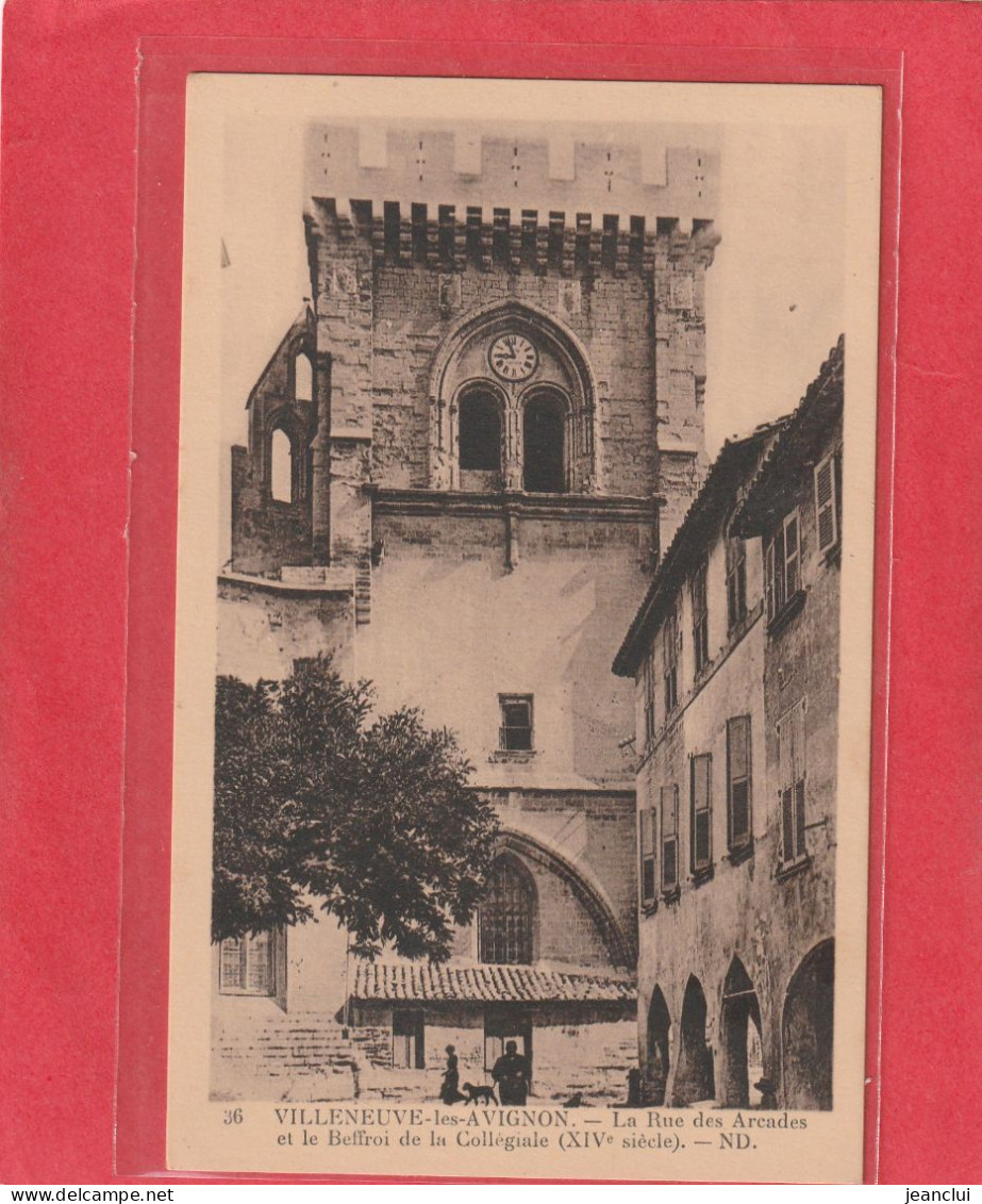 36. VILLENEUVE-LES-AVIGNON . LA RUE DES ARCADES ET LE BEFFROI DE LA COLLEGIALE .  CARTE NON ECRITE - Villeneuve-lès-Avignon