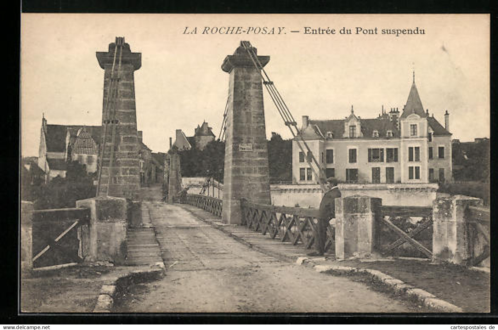 CPA La Roche-Posay, Entrée Du Pont Suspendu  - La Roche Posay