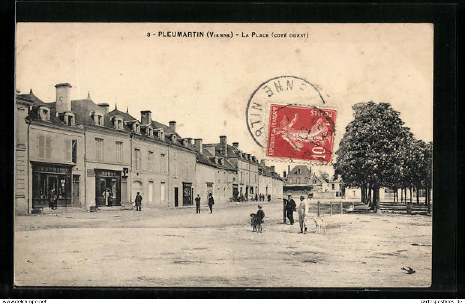 CPA Pleumartin, La Place (coté Ouest)  - Pleumartin