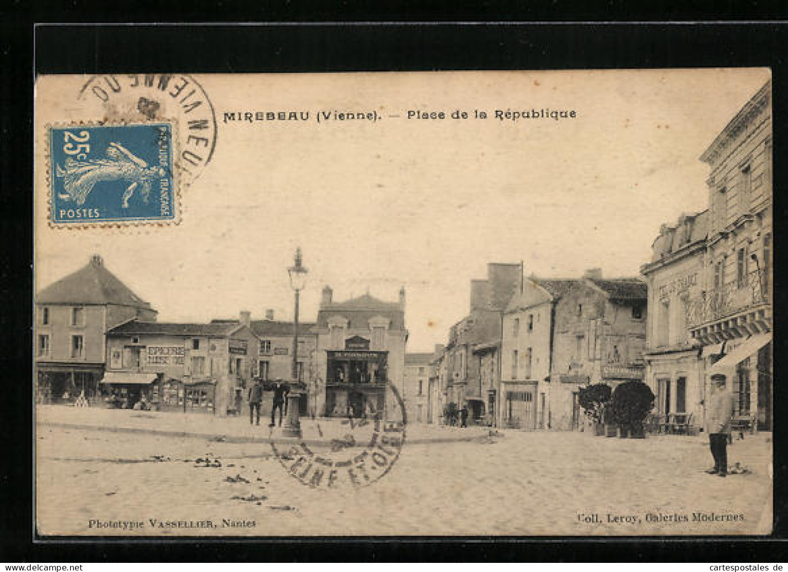 CPA Mirebeau, Place De La République  - Mirebeau