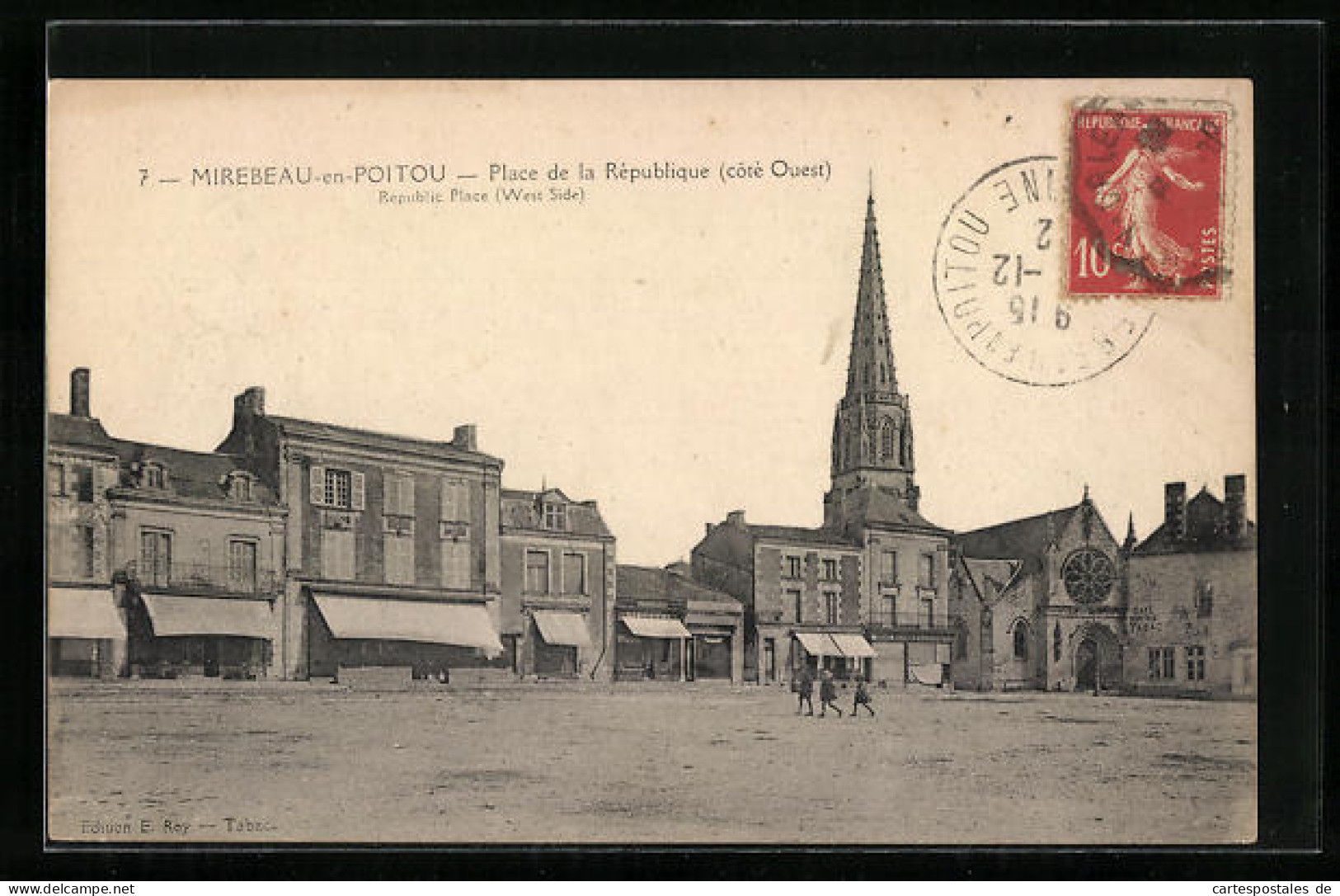 CPA Mirebeau-en-Poitou, Place De La République (coté Ouest)  - Mirebeau