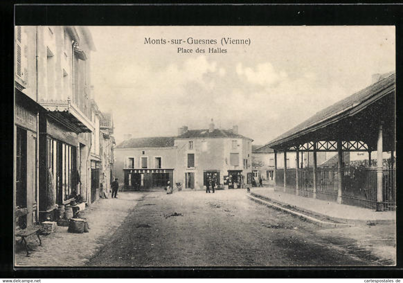 CPA Monts-sur-Guesnes, Place Des Halles  - Monts Sur Guesnes