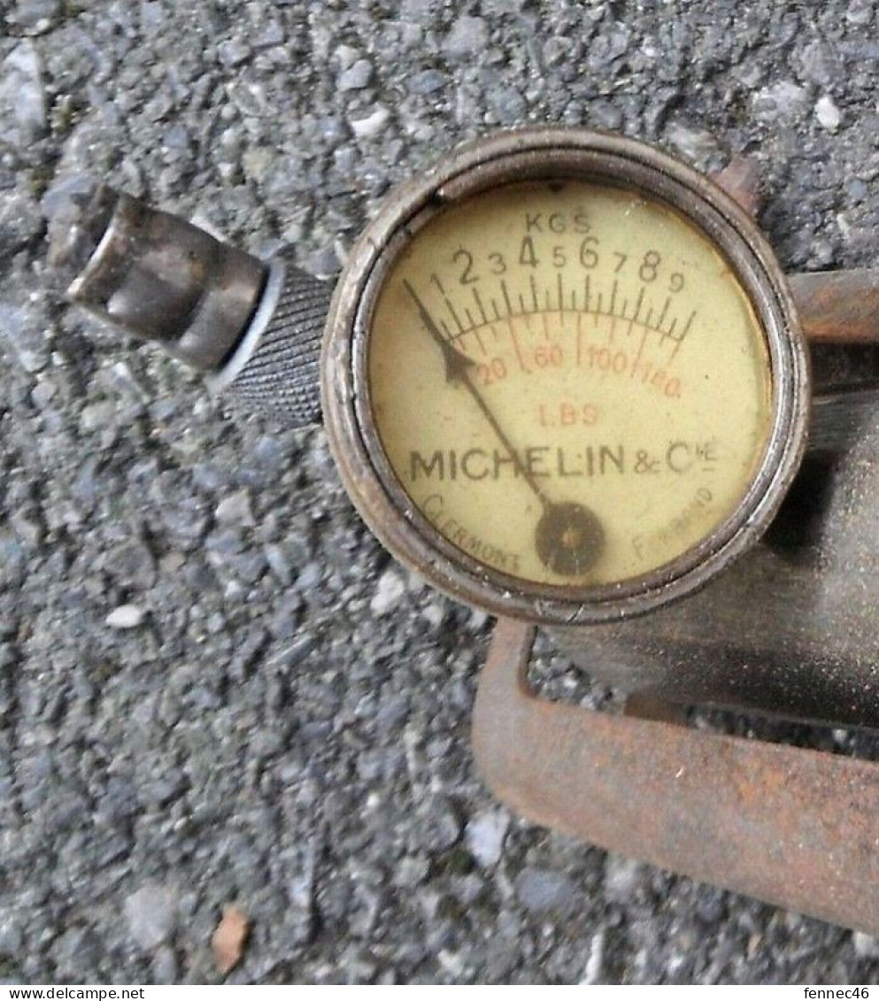 * Ancienne pompe manuelle, à pied, en métal  avec manomètre, de marque Michelin
