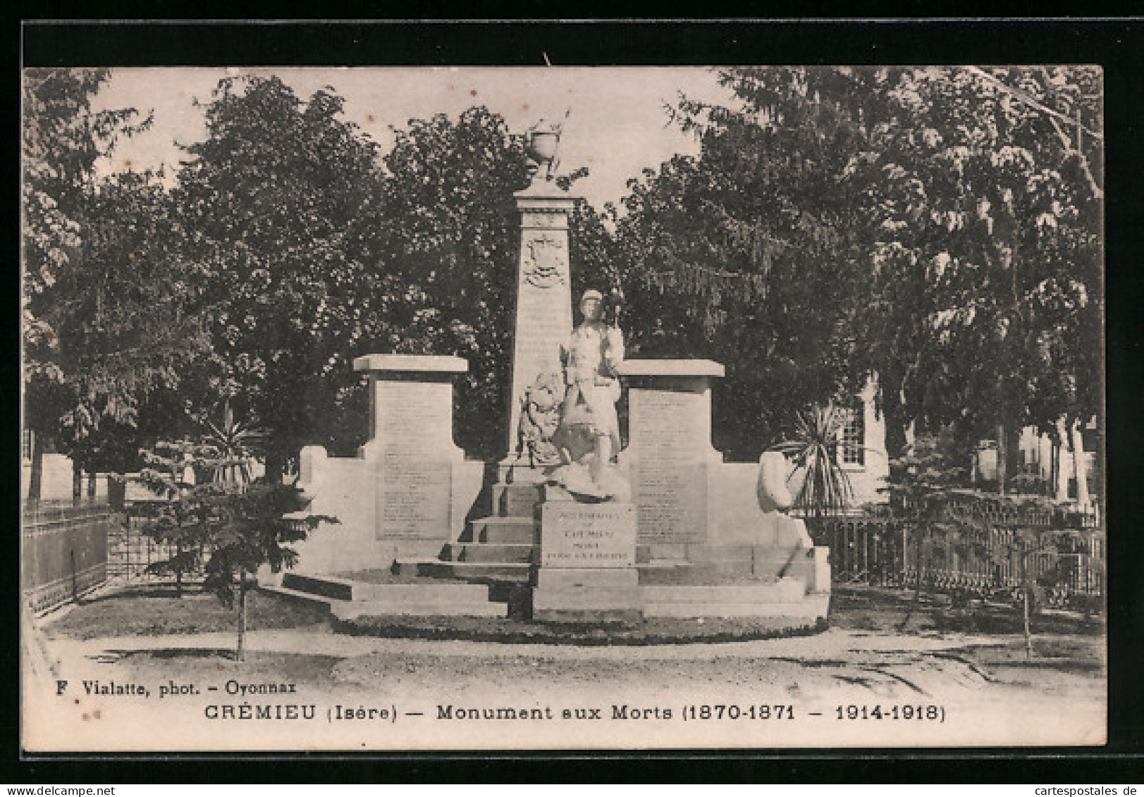 CPA Crémieu, Monument Aux Morts 1870 /71 - 1914 /18, Rückseitig Die Namen Der Gefallenen  - Crémieu