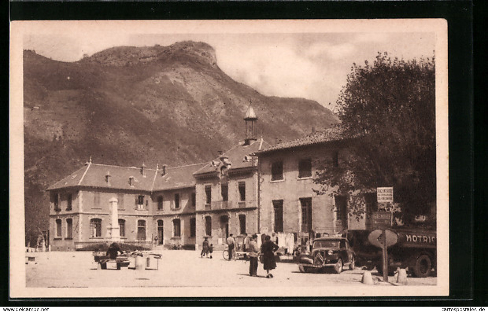 CPA Vif, La Place De La Mairie Et La Montagne D`Uriol  - Vif